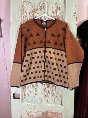 Women’s planet earth Rust and Beige Patterned Cardigan hand loomed in Peru